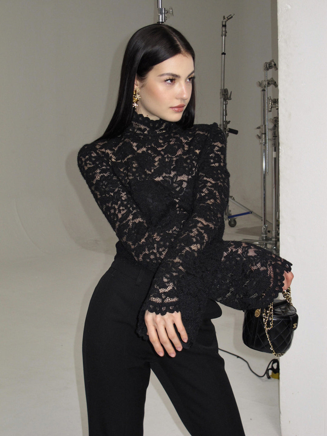 Dantel Yüksek Yaka Kelebek Kollu Bluz